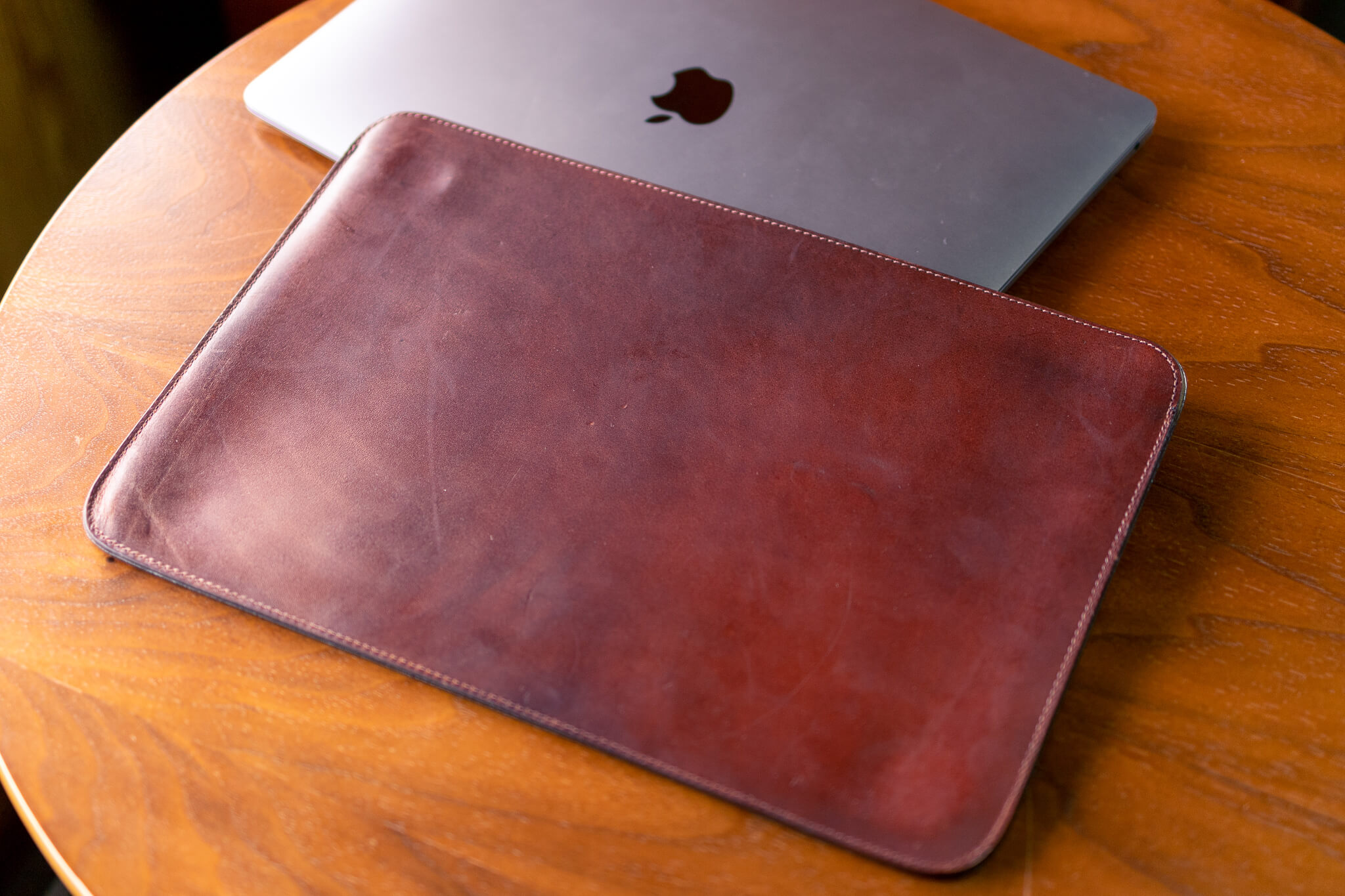 MacBookAirを収納する革製ケース「LeatherMacBookCase（モカ