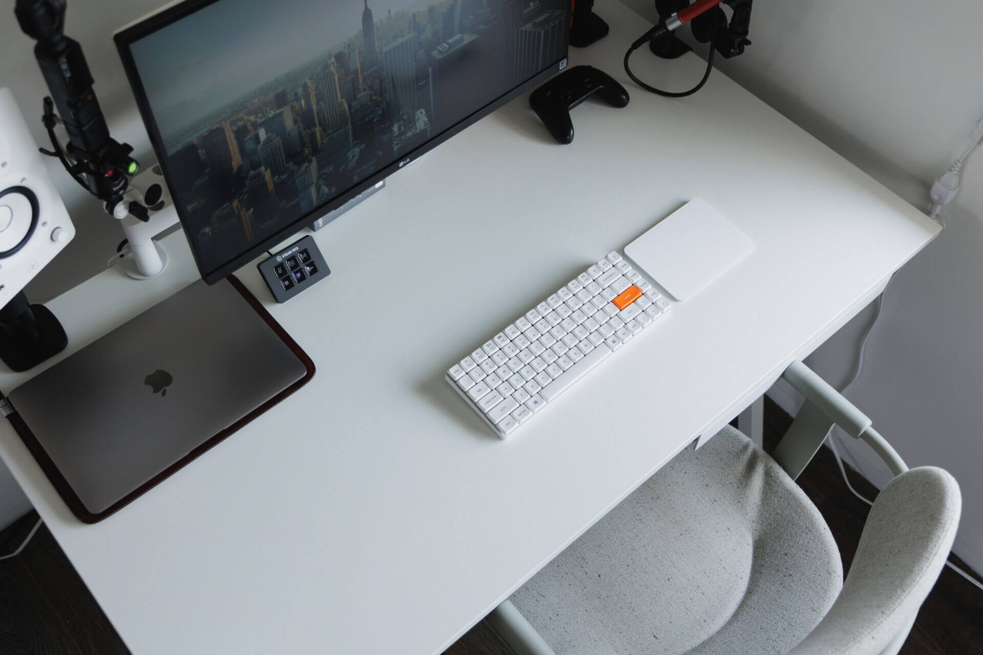 Preducts desk 1.