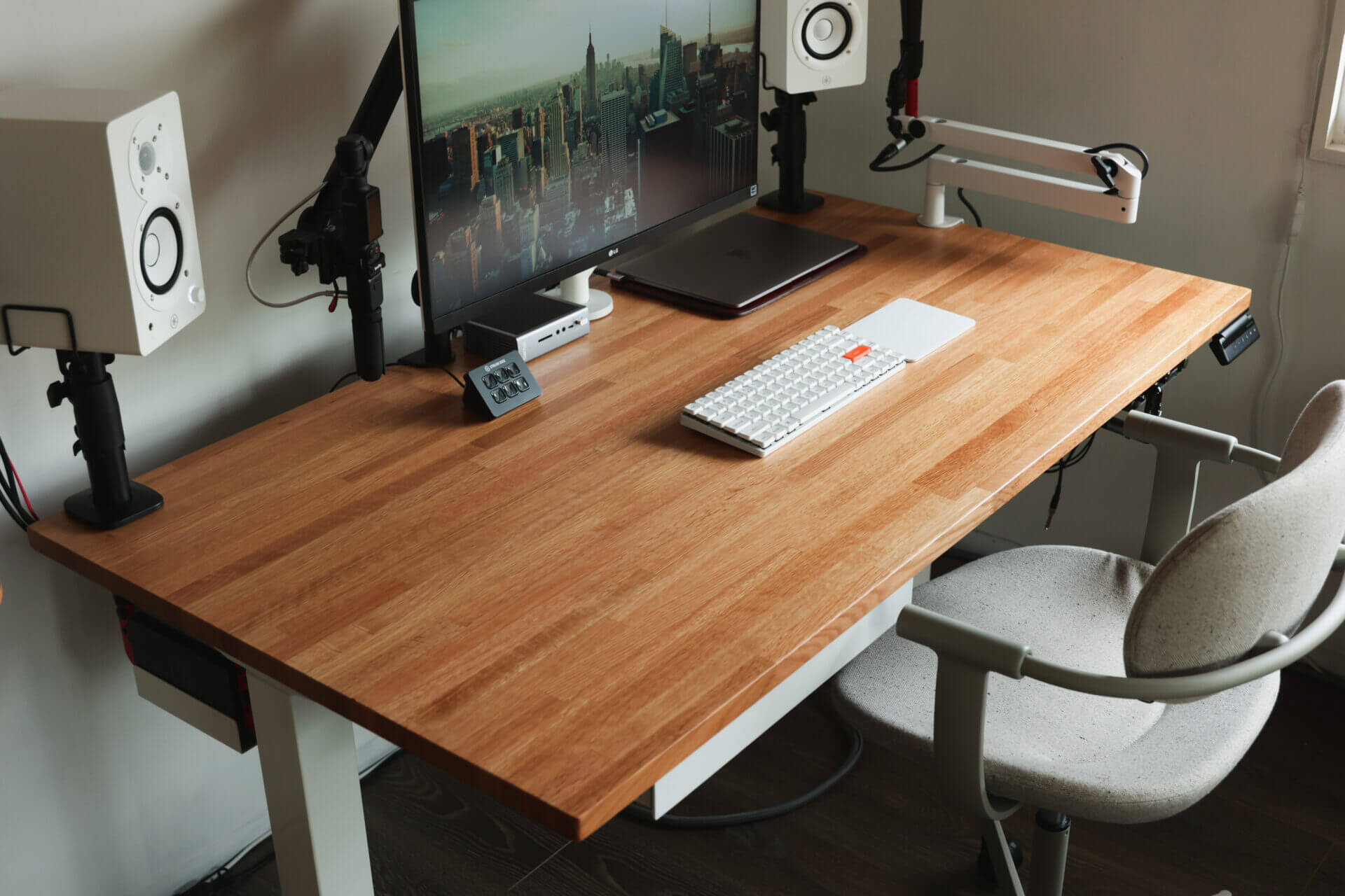Preducts desk 11.