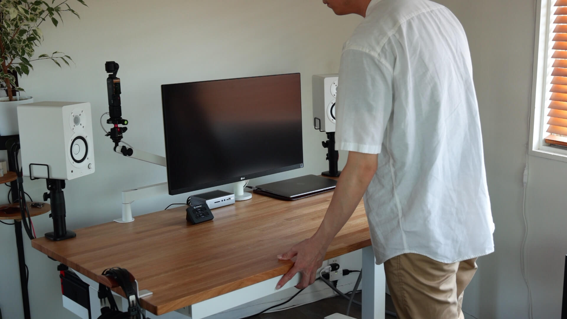 Preducts desk 12.
