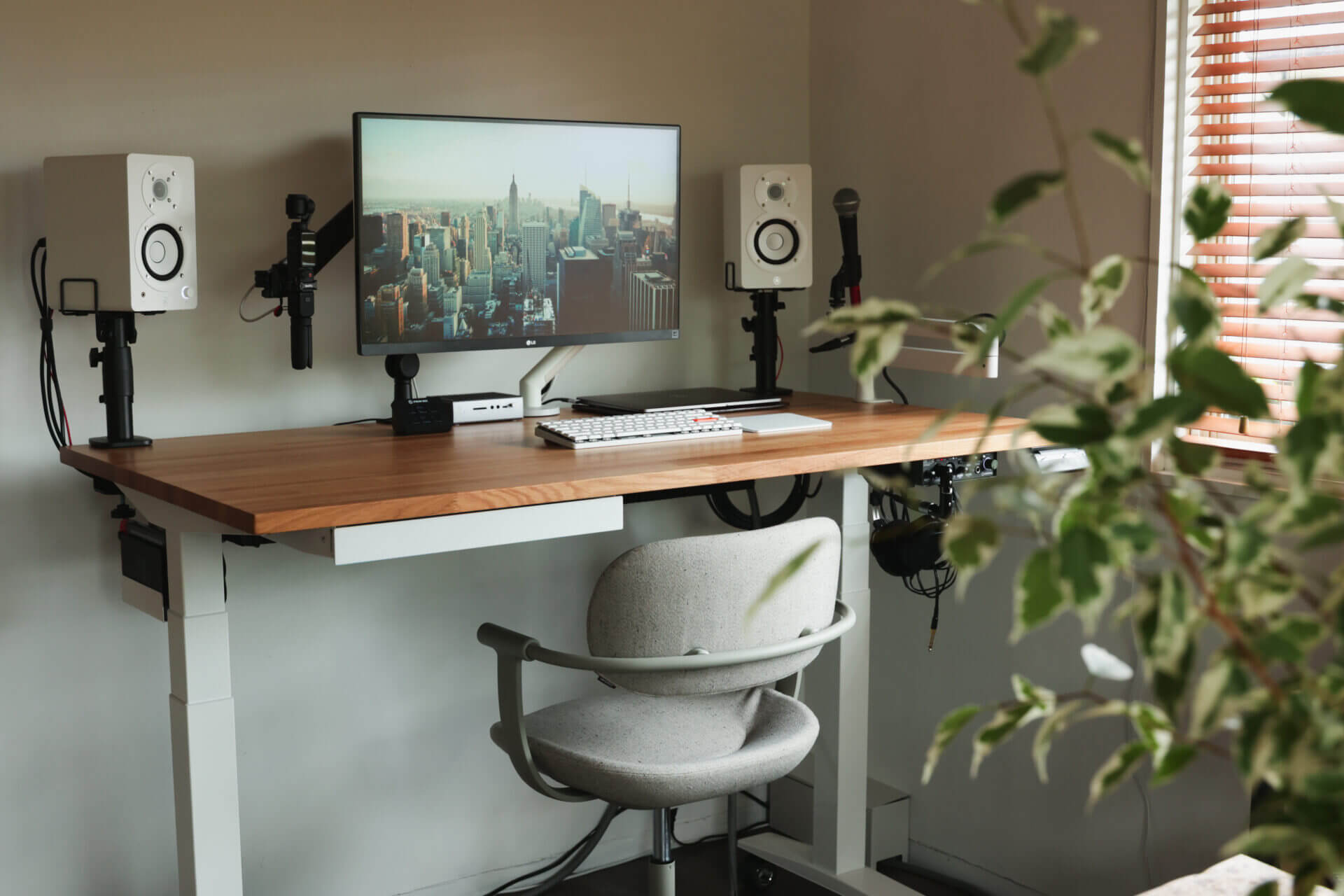 Preducts desk 8.